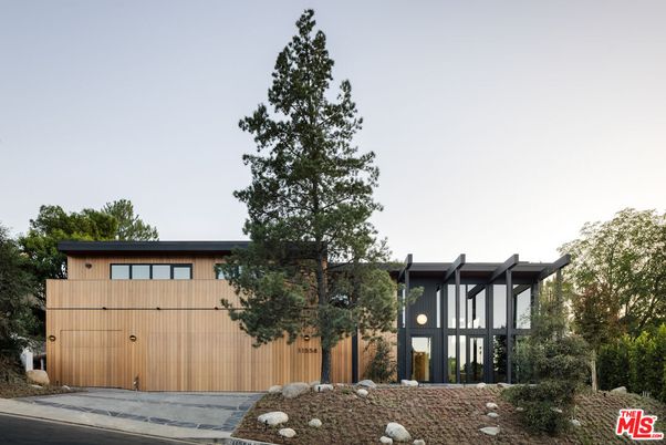 Attached, Exterior, Facade, Modern