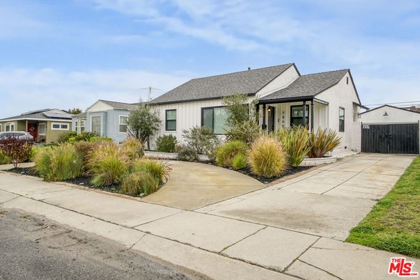Exterior, Facade, Ranch