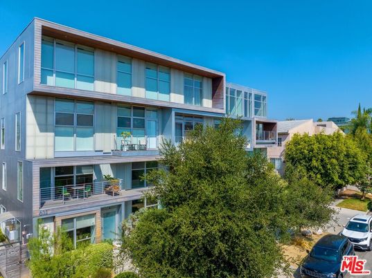 Exterior, Facade, Modern