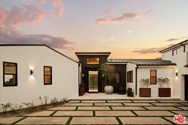 Exterior, Facade, Modern