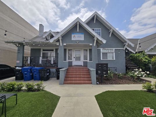 Attached, Exterior, Facade, American Craftsman
