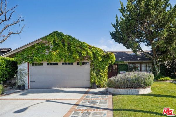 Attached, Exterior, Facade, Brick Facade, Ranch