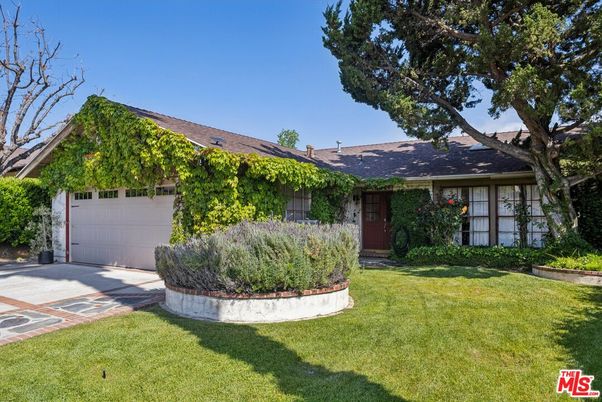 Attached, Backyard, Exterior, Facade, Brick Facade, Ranch