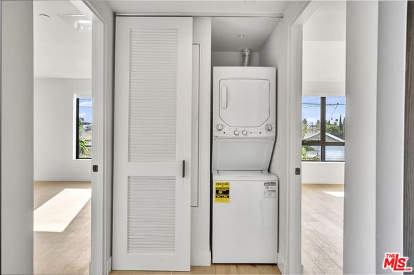 Interior, Utility Closets, Washer, Wood Texture Flooring