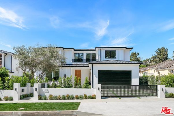 Attached, Exterior, Facade, Modern