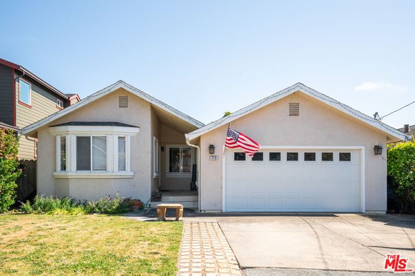 Attached, Exterior, Facade, American Craftsman