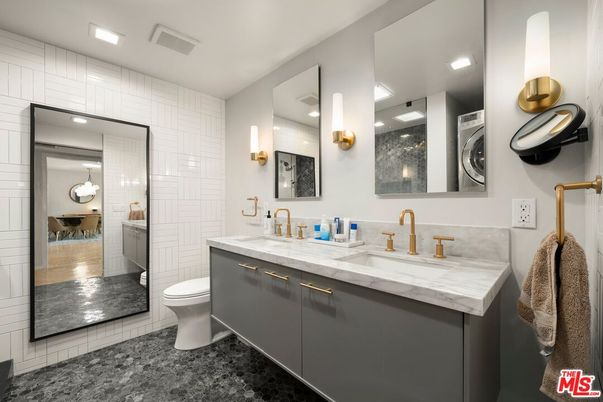 Bathroom, Dual Sink Vanities, Interior, Recessed Lighting