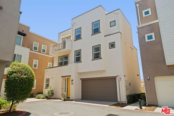 Attached, Exterior, Facade, Rowhouse