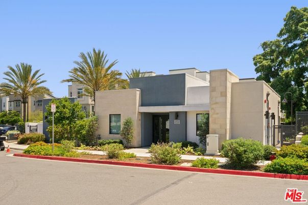 Exterior, Facade, Modern
