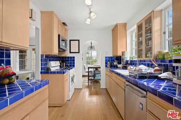 Dining room, Interior, Kitchen, Pendant Lights, Tile Countertops, Wood Texture Flooring