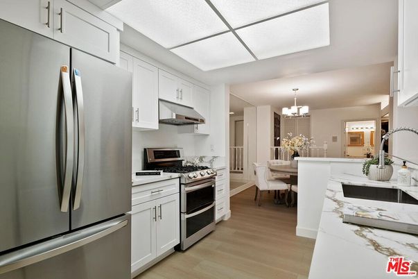 Chandelier, Dining room, Interior, Kitchen, Stainless Steel Appliances, Wood Texture Flooring