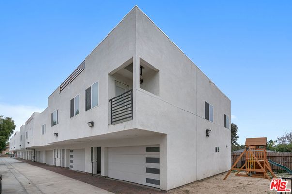 Attached, Exterior, Facade, Modern