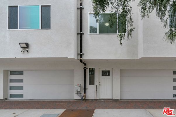 Attached, Exterior, Facade, None