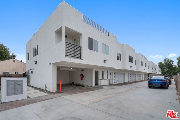 Attached, Exterior, Facade, Modern