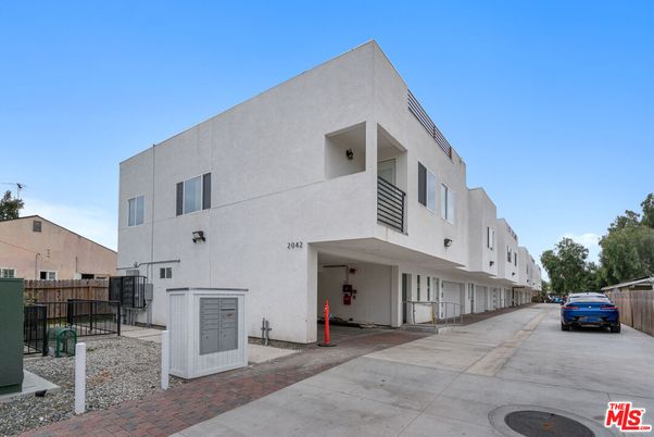Exterior, Facade, Modern