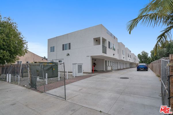 Backyard, Exterior, Facade, Modern