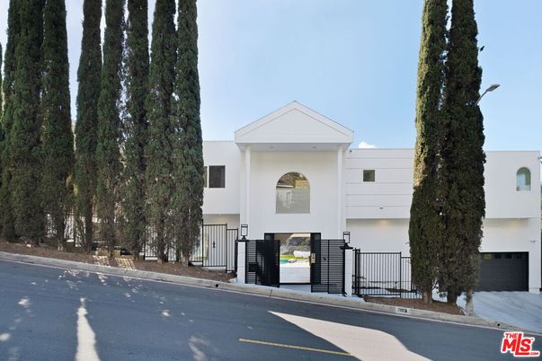 Exterior, Facade, Modern