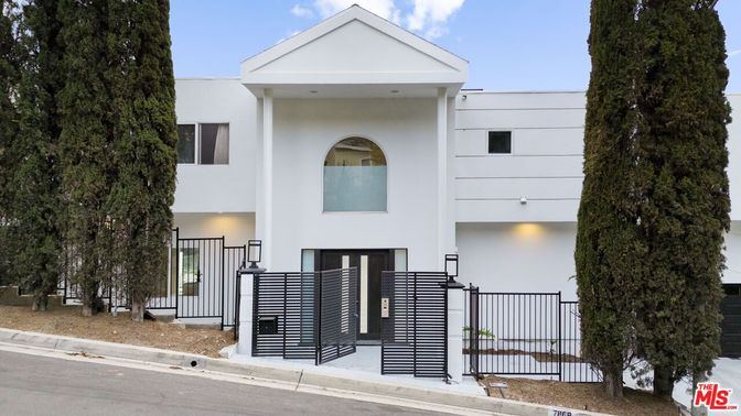 Exterior, Facade, Modern