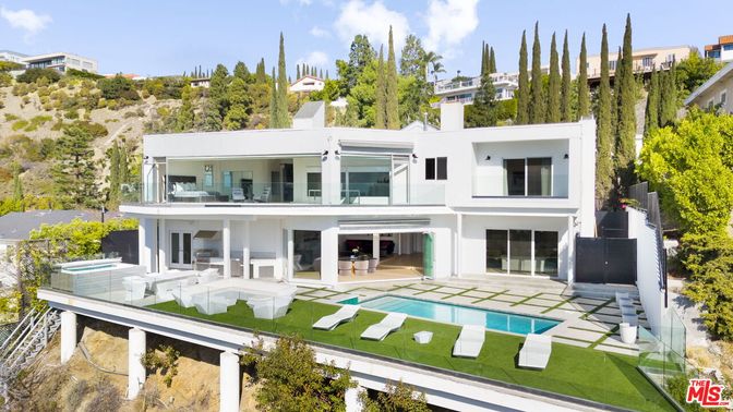 Backyard, Exterior, Facade, Pool, Modern
