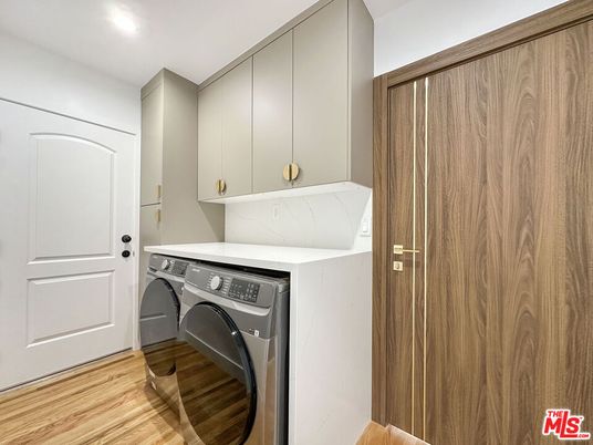Interior, Recessed Lighting, Washer, Wood Texture Flooring