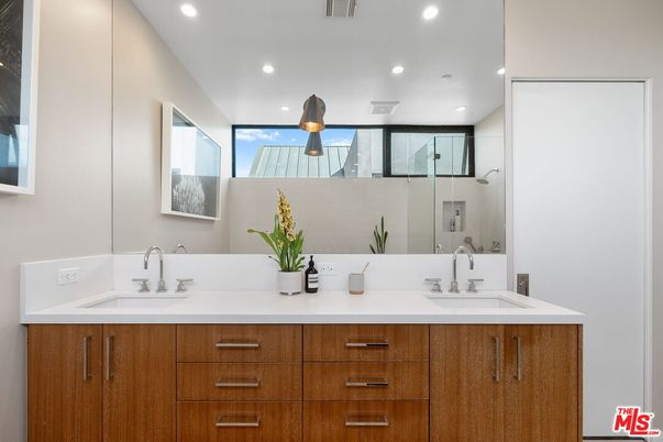 Bathroom, Dual Sink Vanities, Interior, Recessed Lighting