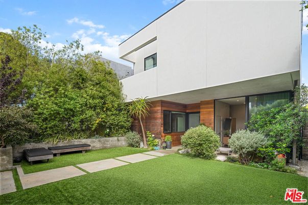 Backyard, Exterior, Facade, Modern