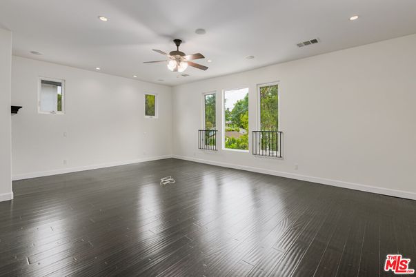 Empty room, Interior, Recessed Lighting, Wood Texture Flooring