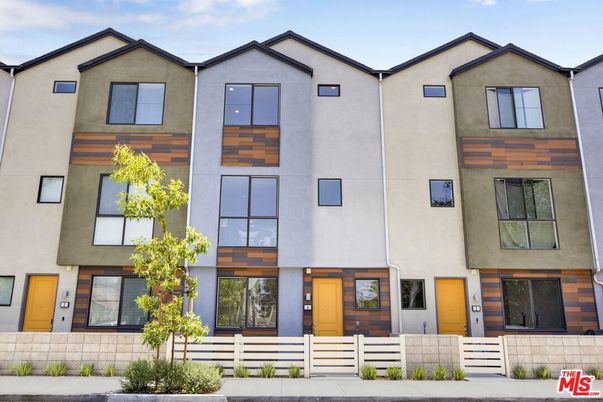 Exterior, Facade, Rowhouse