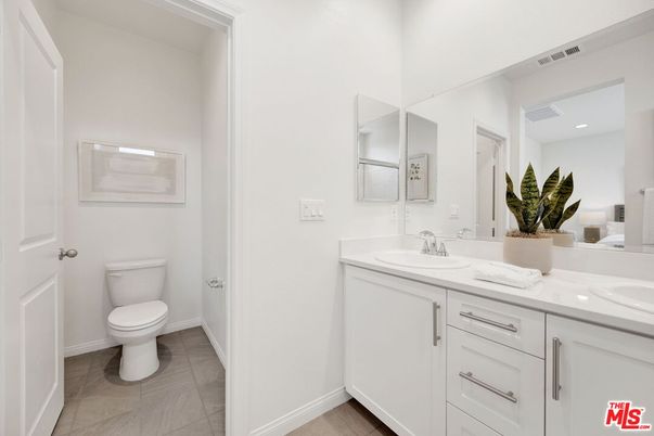 Bathroom, Dual Sink Vanities, Interior, Recessed Lighting