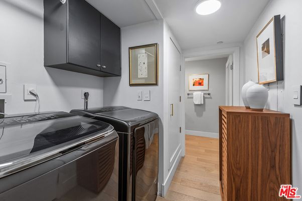 Interior, Recessed Lighting, Washer, Wood Texture Flooring