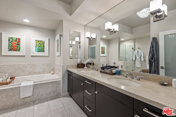 Bathroom, Dual Sink Vanities, Interior, Recessed Lighting