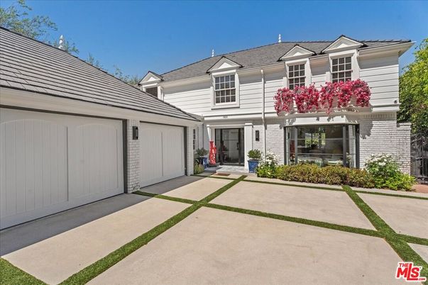 Attached, Exterior, Facade, Brick Facade, Cape Cod