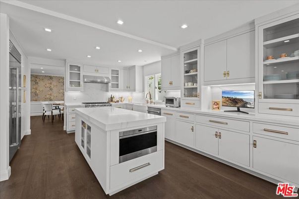 Dining room, Interior, Kitchen, Recessed Lighting, Stainless Steel Appliances, Wood Texture Flooring