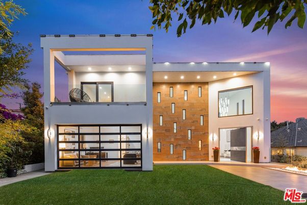Attached, Backyard, Exterior, Facade, Modern