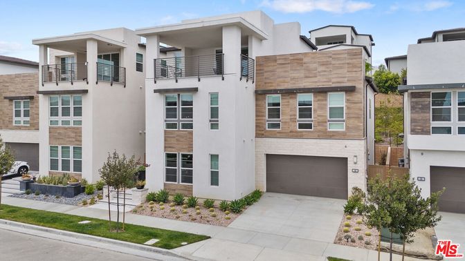 Attached, Exterior, Facade, Rowhouse