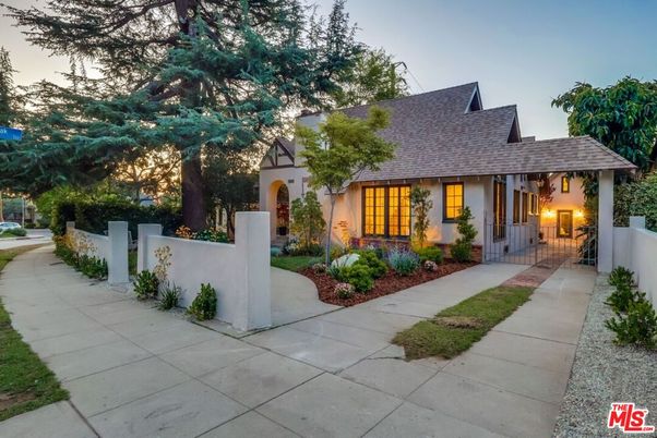 Backyard, Exterior, Facade, French Provincial