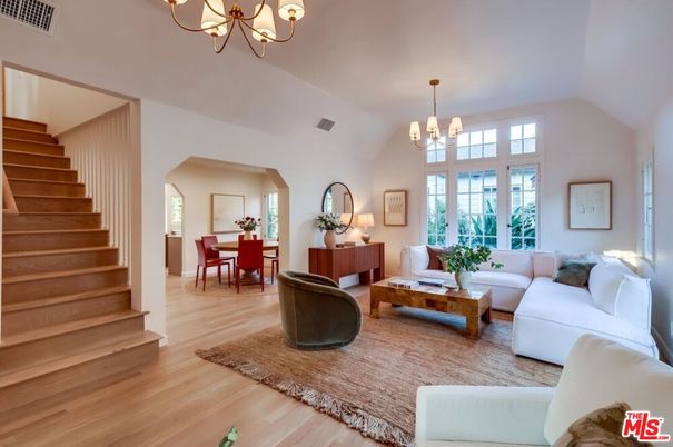 Chandelier, Dining room, Interior, Living room, Pendant Lights, Wood Texture Flooring
