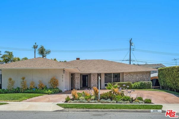 Backyard, Exterior, Facade, Ranch