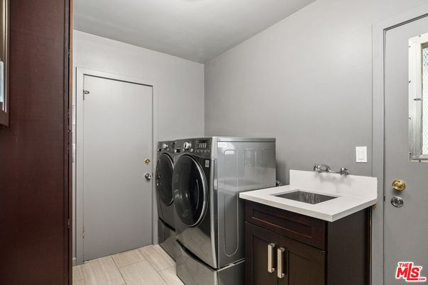 Interior, Washer, Wood Texture Flooring
