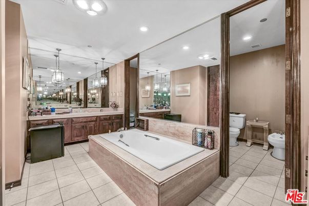 Bathroom, Dual Sink Vanities, Interior, Pendant Lights, Recessed Lighting