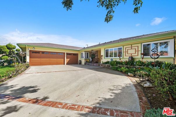Attached, Exterior, Facade, Ranch