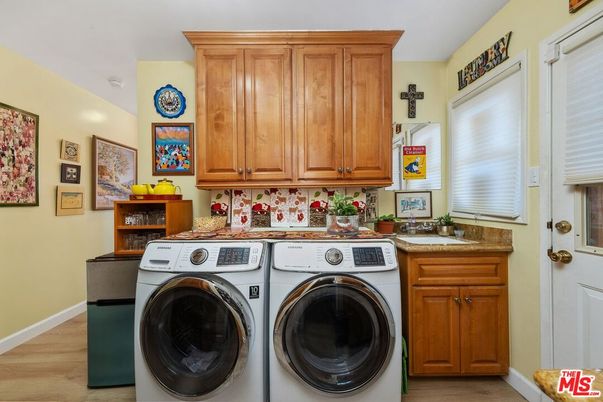 Interior, Washer, Wood Texture Flooring