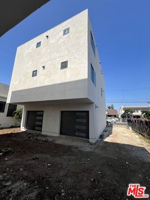 Attached, Backyard, Exterior, Facade, Modern