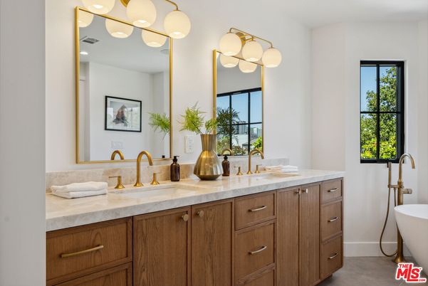 Bathroom, Dual Sink Vanities, Interior