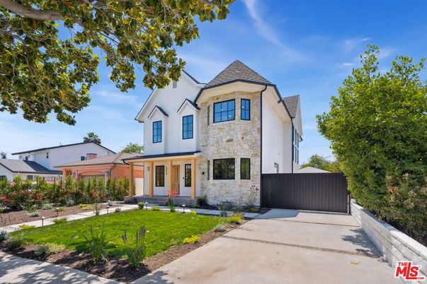 Backyard, Exterior, Facade, French Provincial
