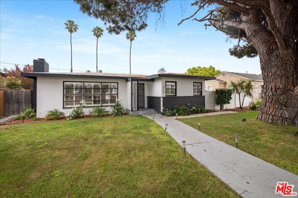 Backyard, Exterior, Facade, Ranch