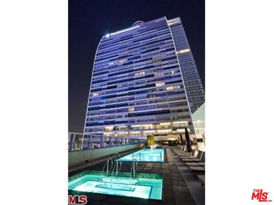 Exterior, Facade, Pool, Highrise