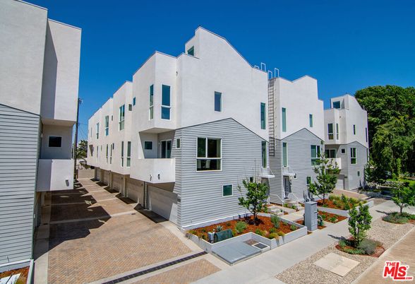 Exterior, Facade, Modern