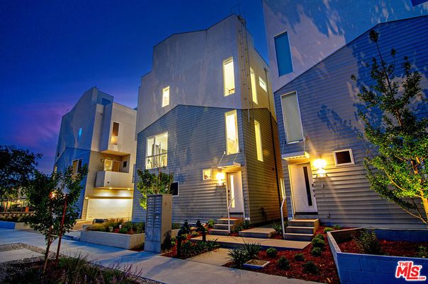 Exterior, Facade, Modern