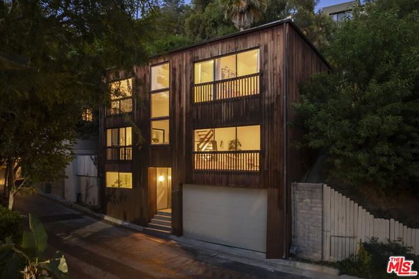 Attached, Exterior, Facade, Modern